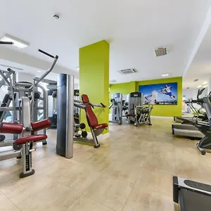 Cityscape Serenity: 10th Floor Oasis Near City Airport, Excel & 02 London